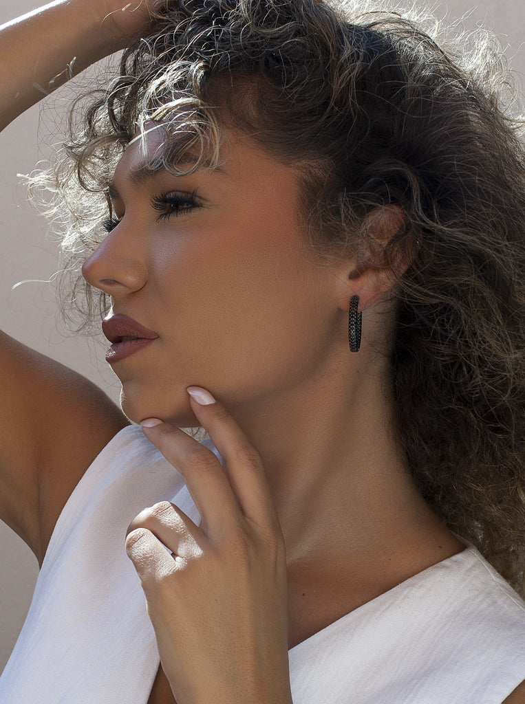 petits  boucles d'oreilles irrégulièresavec  créole de 'argent avec zircons noir