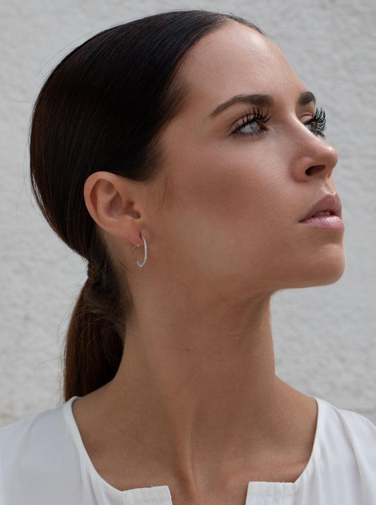 Pendientes aro de plata mini engaste circonitas blancas modelo mediano