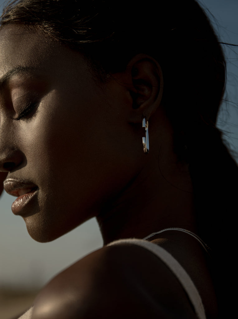 Pendientes aro de plata originales diseño ovalado y abierto