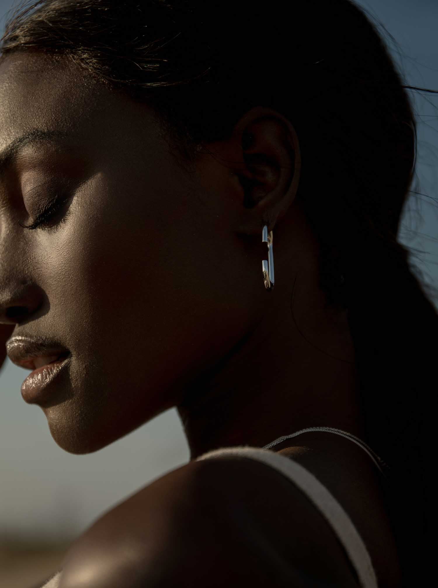 Pendientes aro de plata originales diseño ovalado y abierto