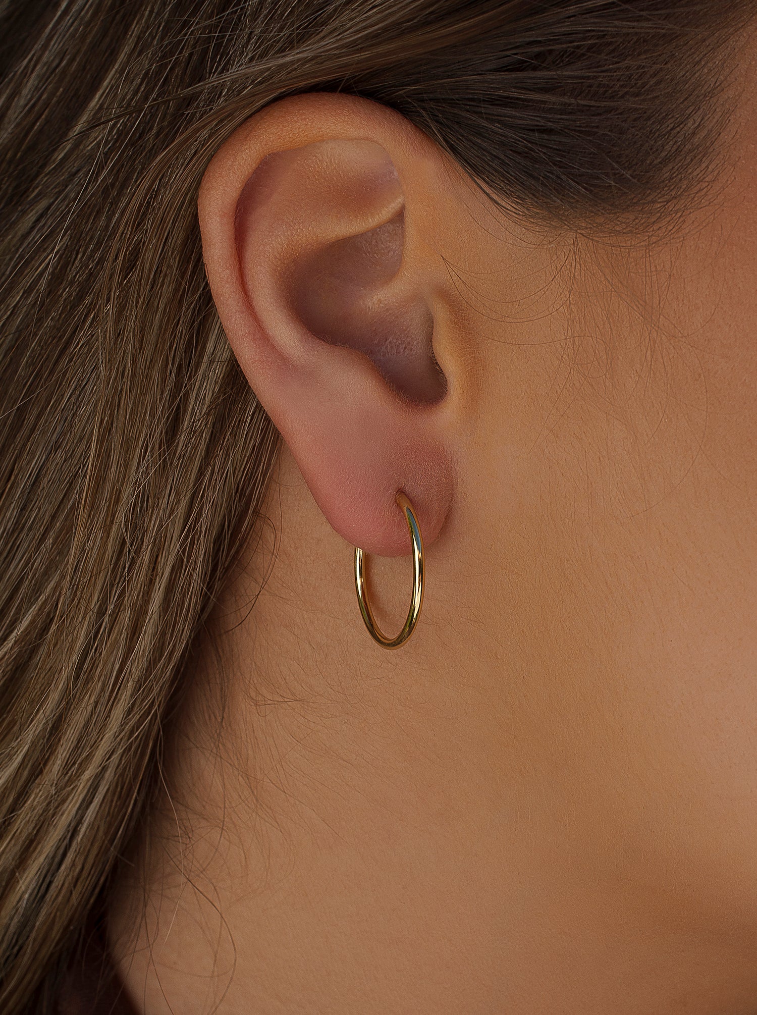 Pendientes aro de plata pequeños diseño fino y elegante dorado-LINEARGENT