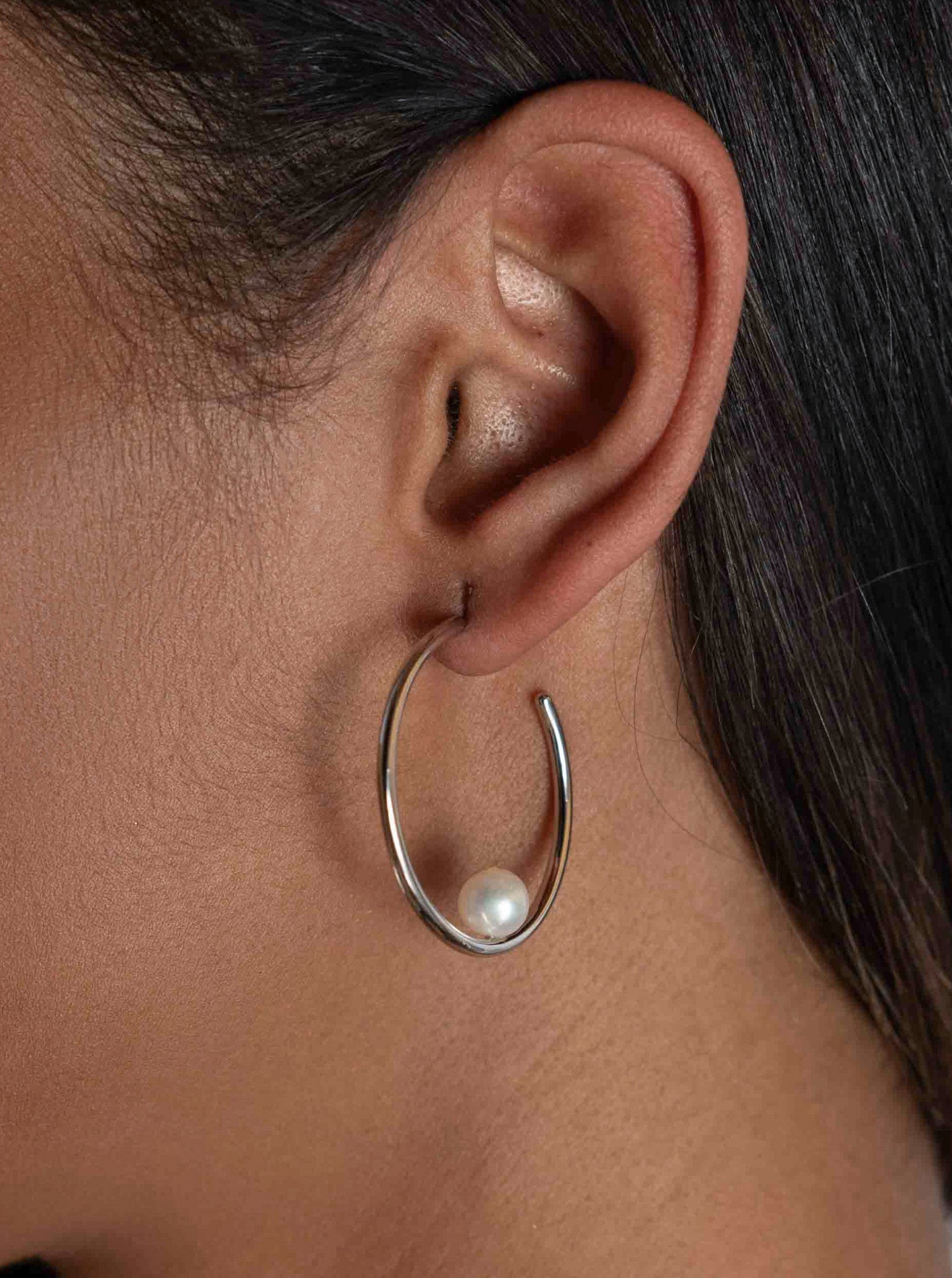 Pendientes aro diseño moderno con detalle de perla