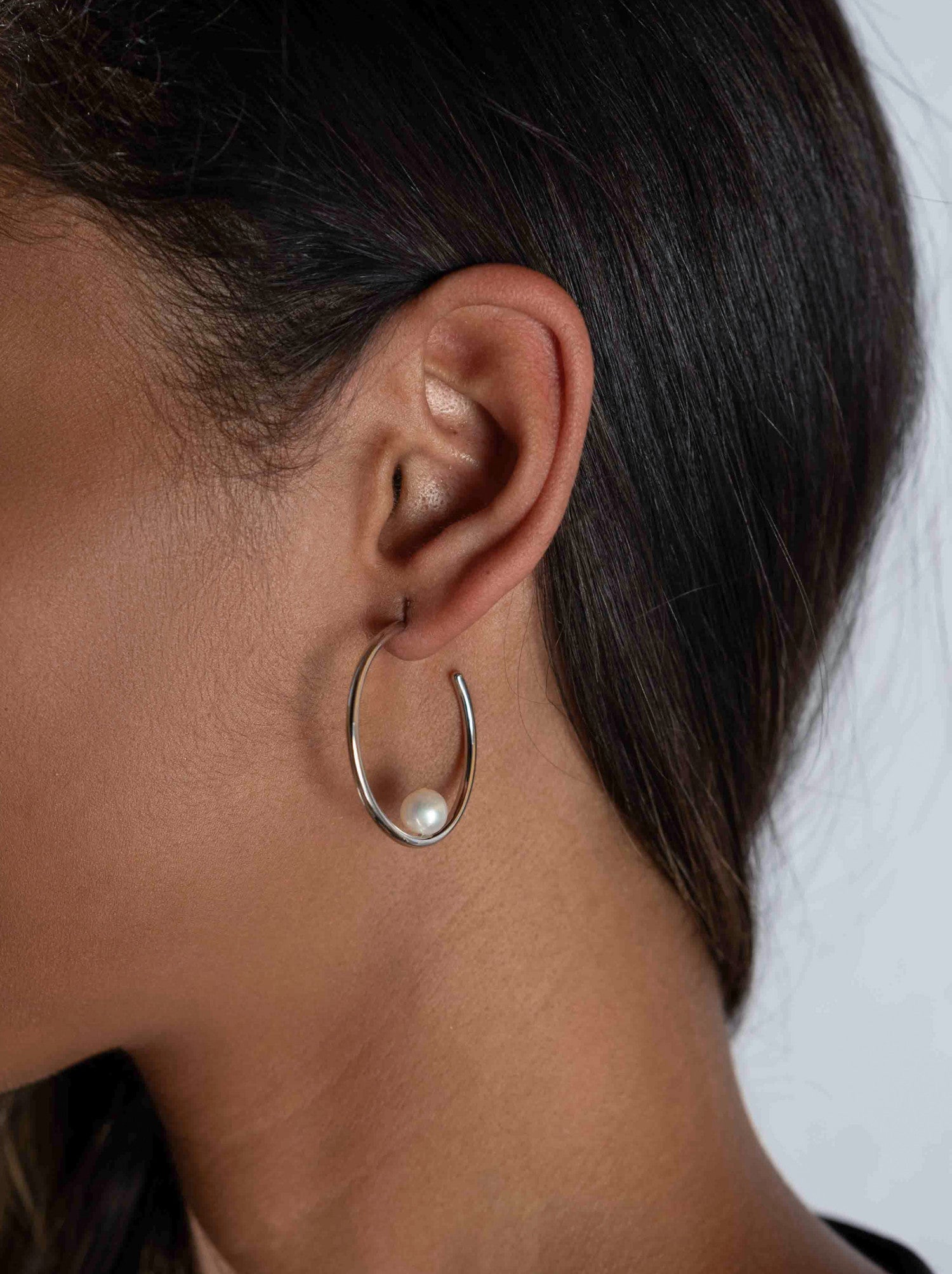 Pendientes aro diseño moderno con detalle de perla