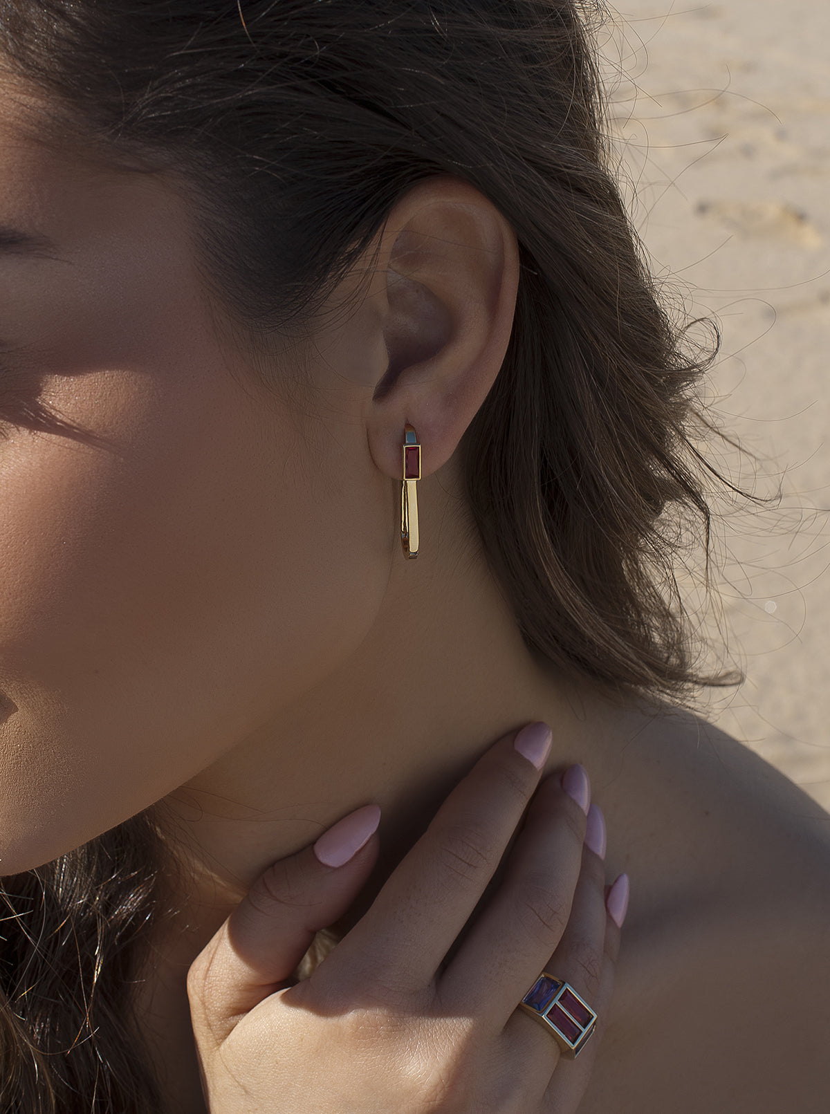 Pendientes aro diseño rectangular con gemas lavanda y fucsia