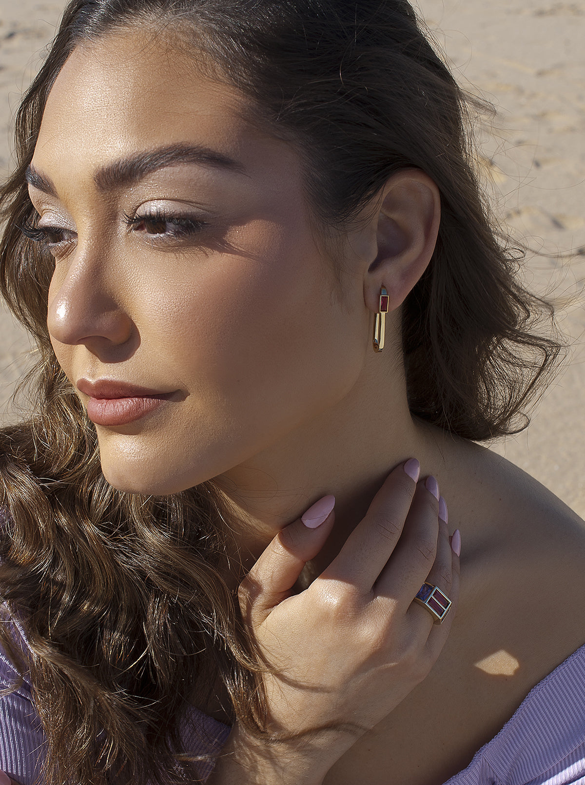 Pendientes aro diseño rectangular con gemas lavanda y fucsia