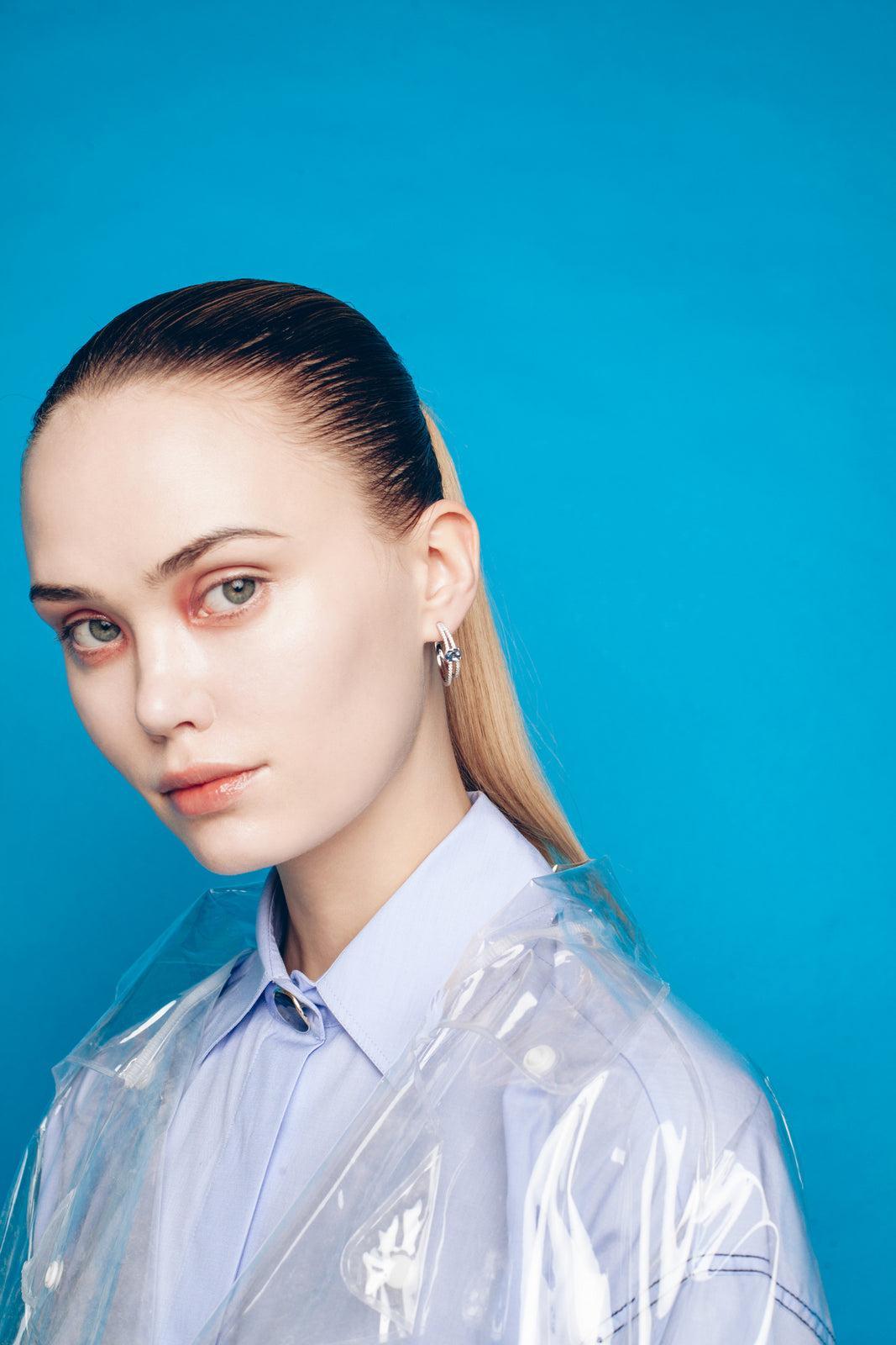 Pendientes aro motivo central de cuarzo adamantino azul y circonitas