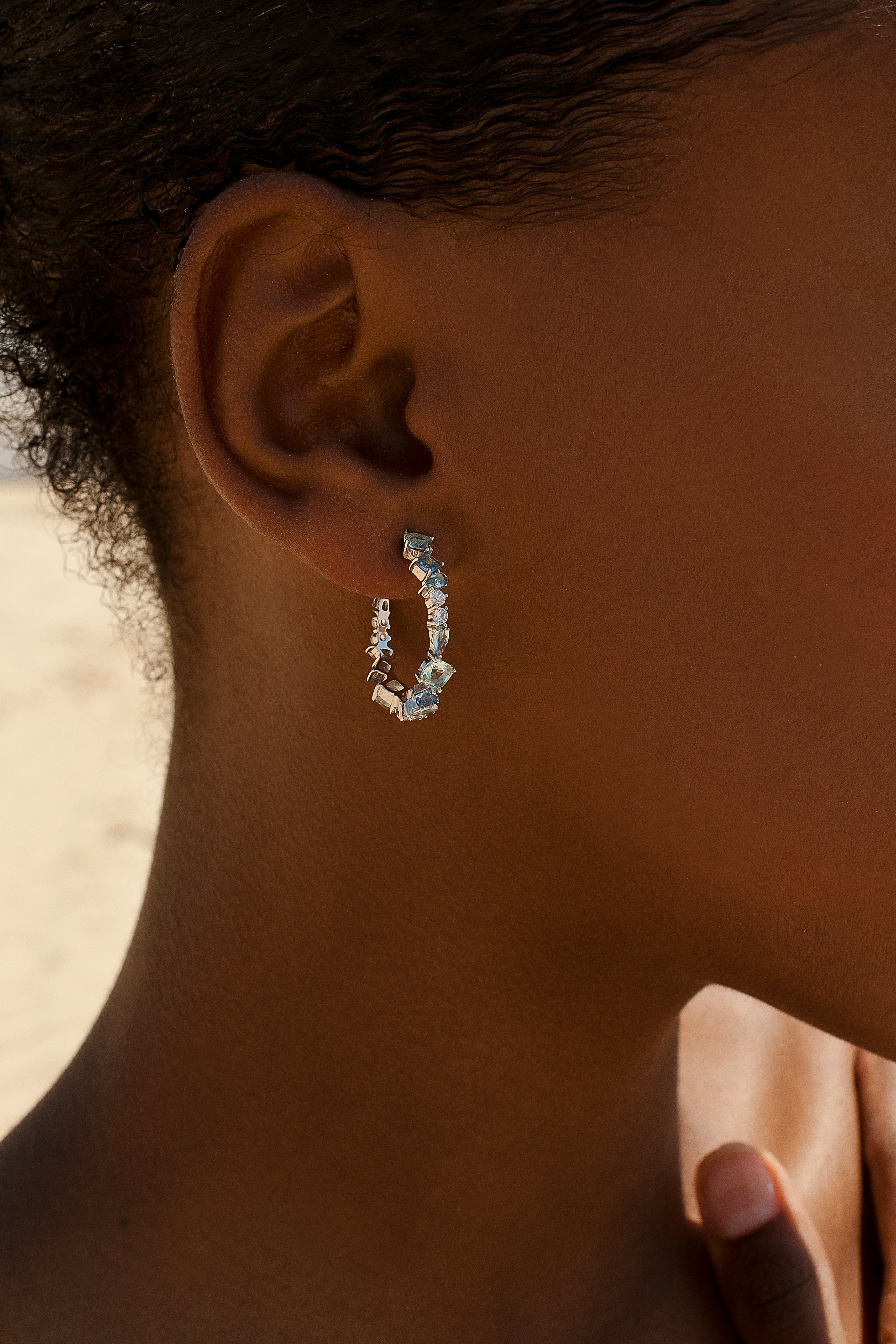 Pendientes aro pequeños diseño de gemas en tonos agua