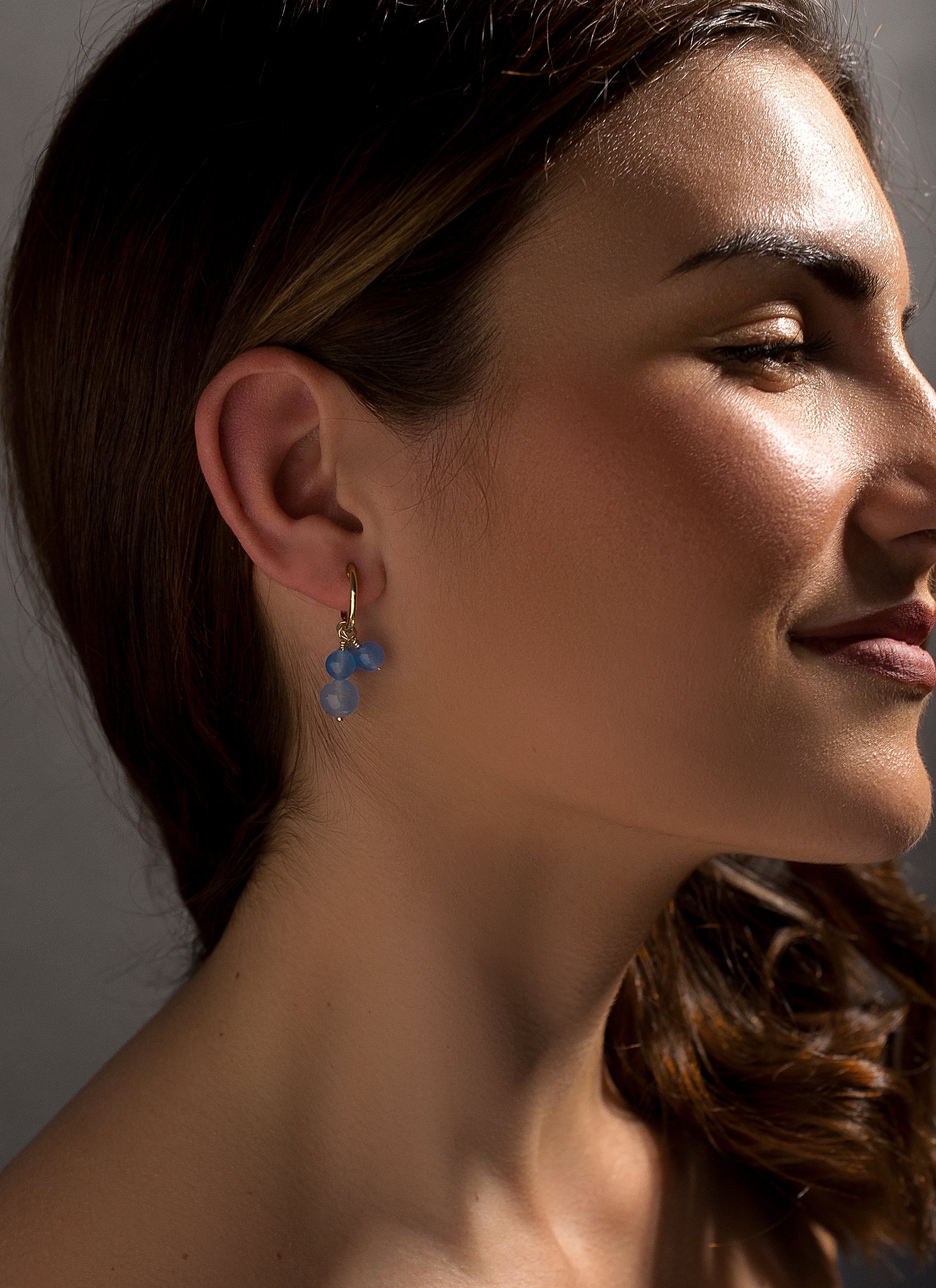 Pendientes aros con colgantes diseño tres charms bolas azules