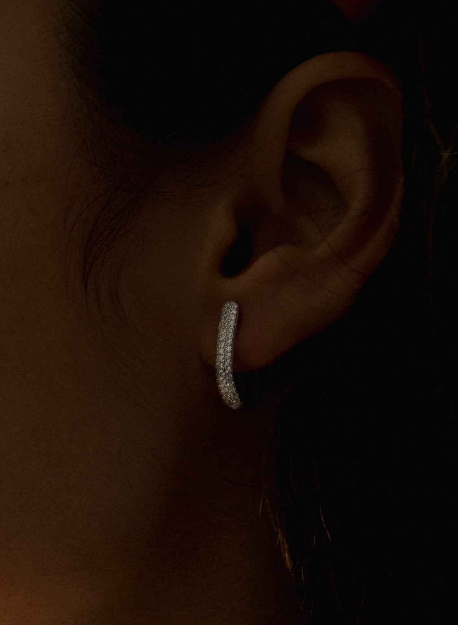 Pendientes aros pequeños con engaste de circonitas en forma de lágrima-LINEARGENT