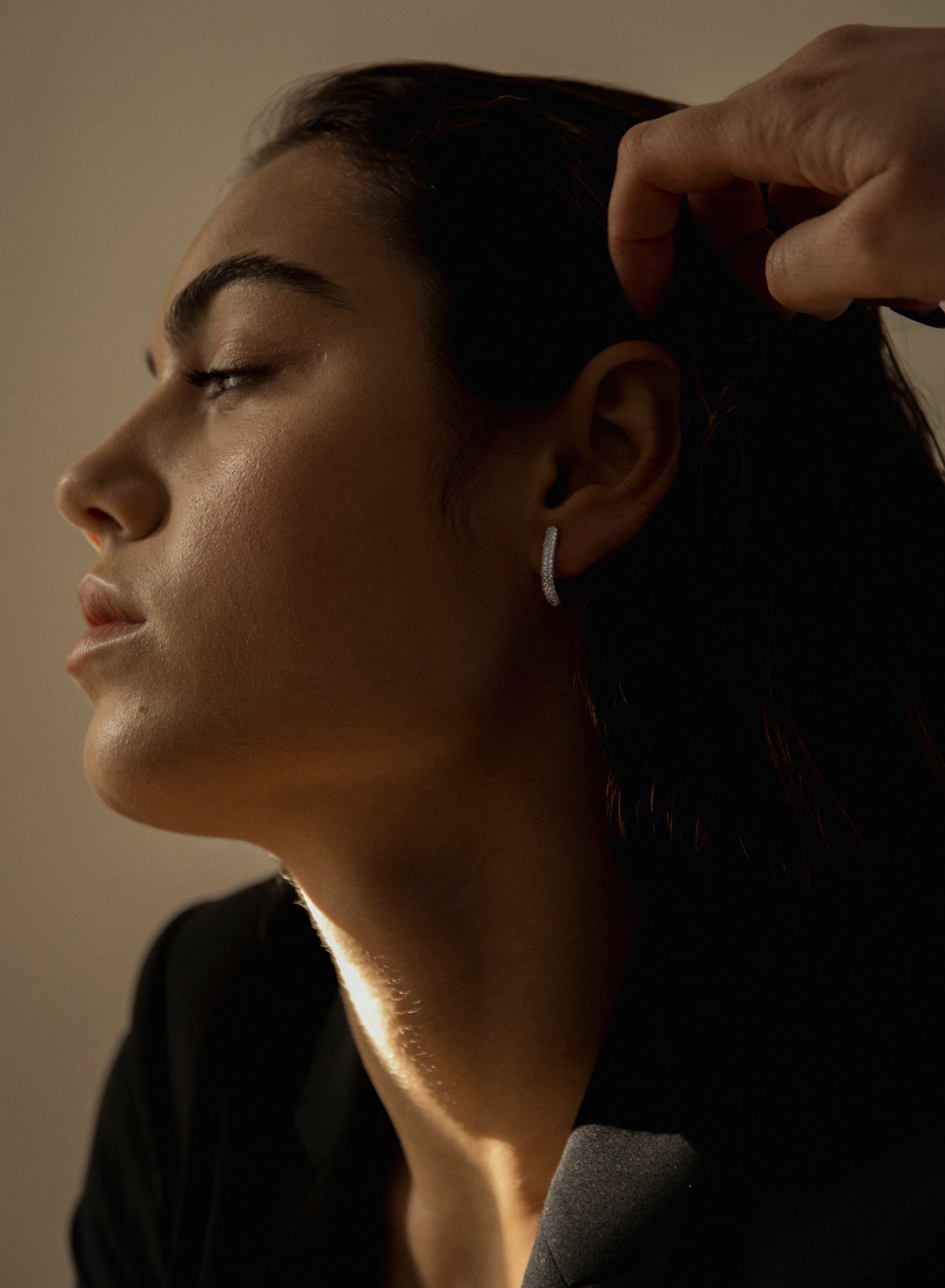 Pendientes aros pequeños con engaste de circonitas en forma de lágrima