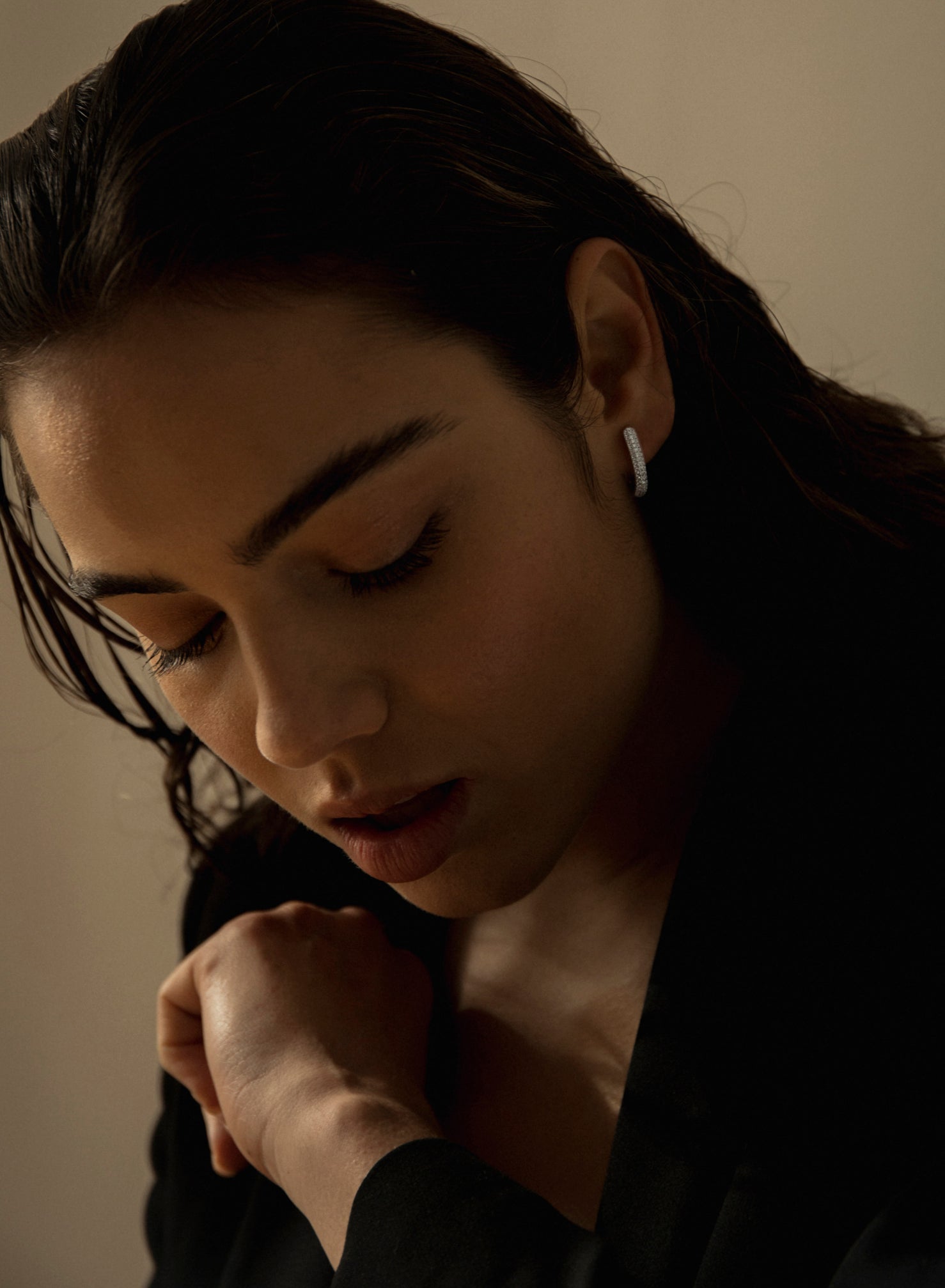 Pendientes aros pequeños con engaste de circonitas en forma de lágrima