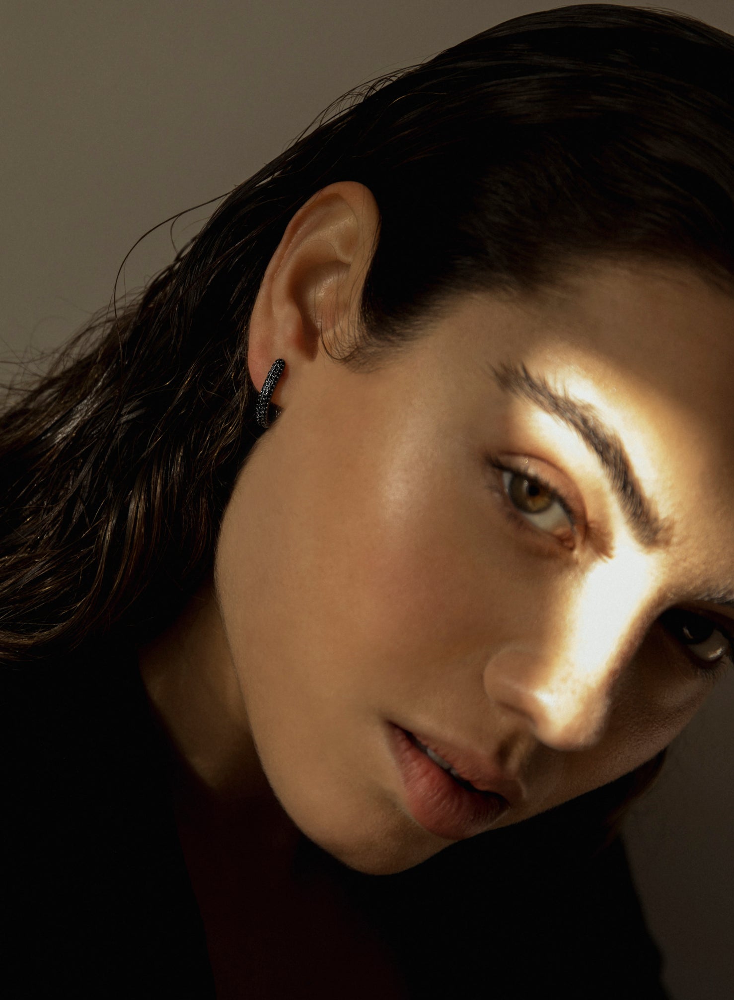 Boucles d'oreillespetits  créoles avec sertissage de zircons de  et LINEARGENT