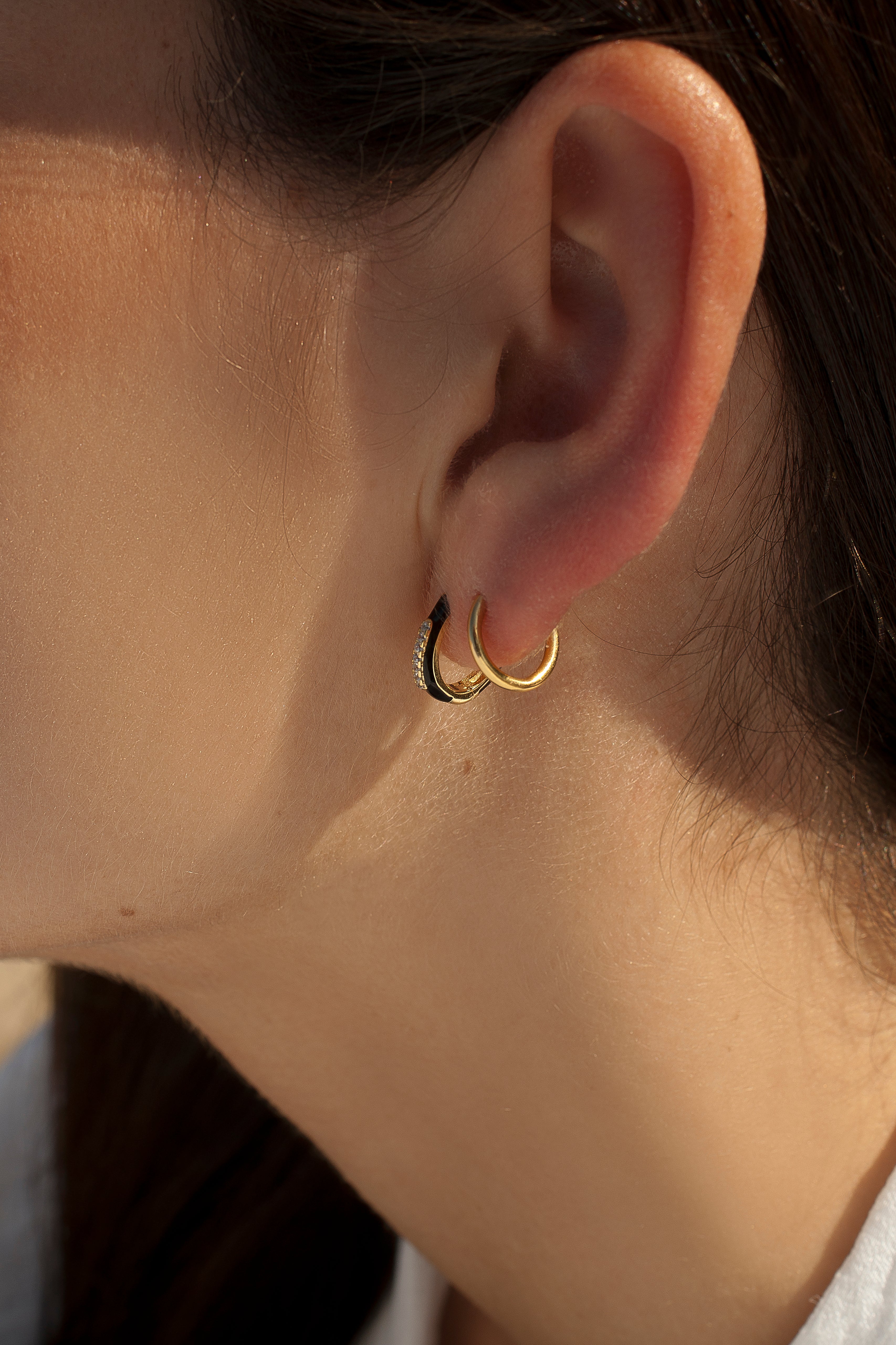 Pendientes aros pequeños de plata y esmalte negro y línea de circonitas centrales-LINEARGENT