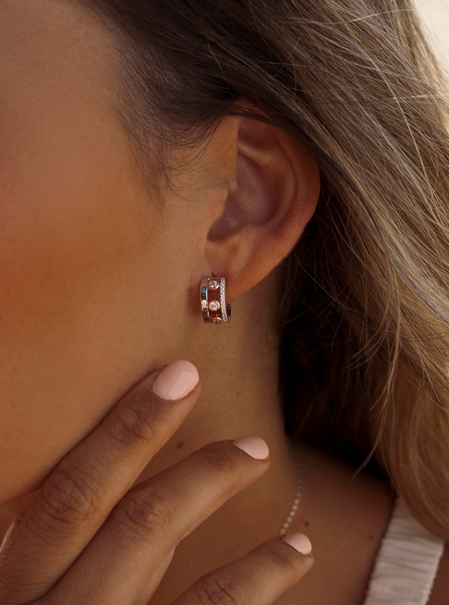 Boucles d'oreilles créoles petits design bicolore avec zircons