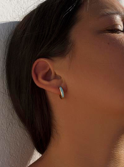 Pendientes aros pequeños diseño esmalte azul bañados en oro