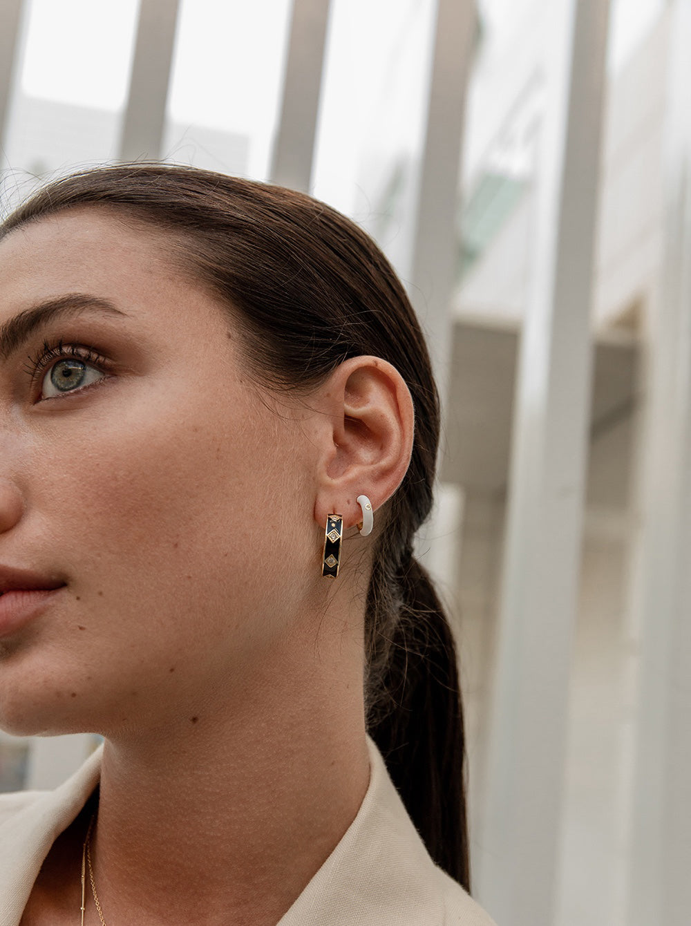 Pendientes aros pequeños esmalte blanco y circonita central-LINEARGENT