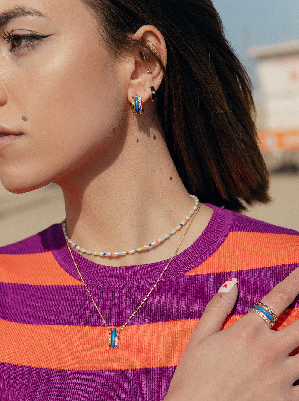 Pendientes aros pequeños esmalte negro y circonita central