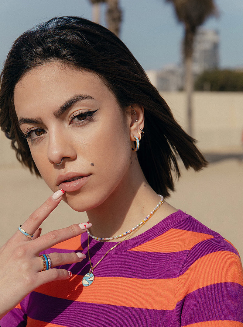 Pendientes aros pequeños esmalte negro y circonita central