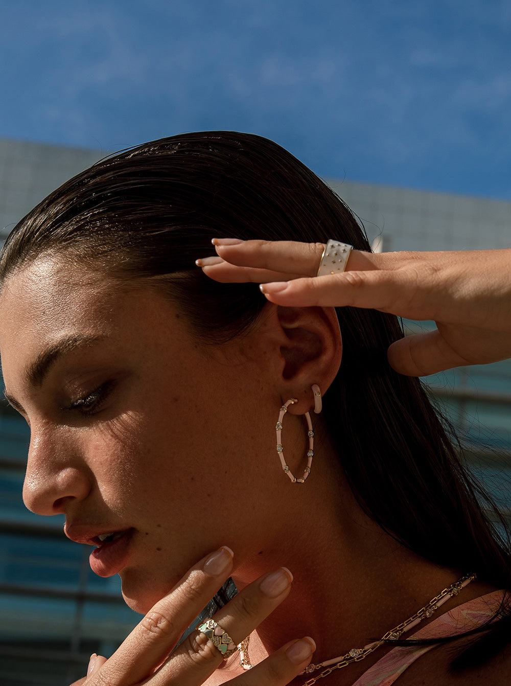 Pendientes aros pequeños esmalte rosa y circonita central