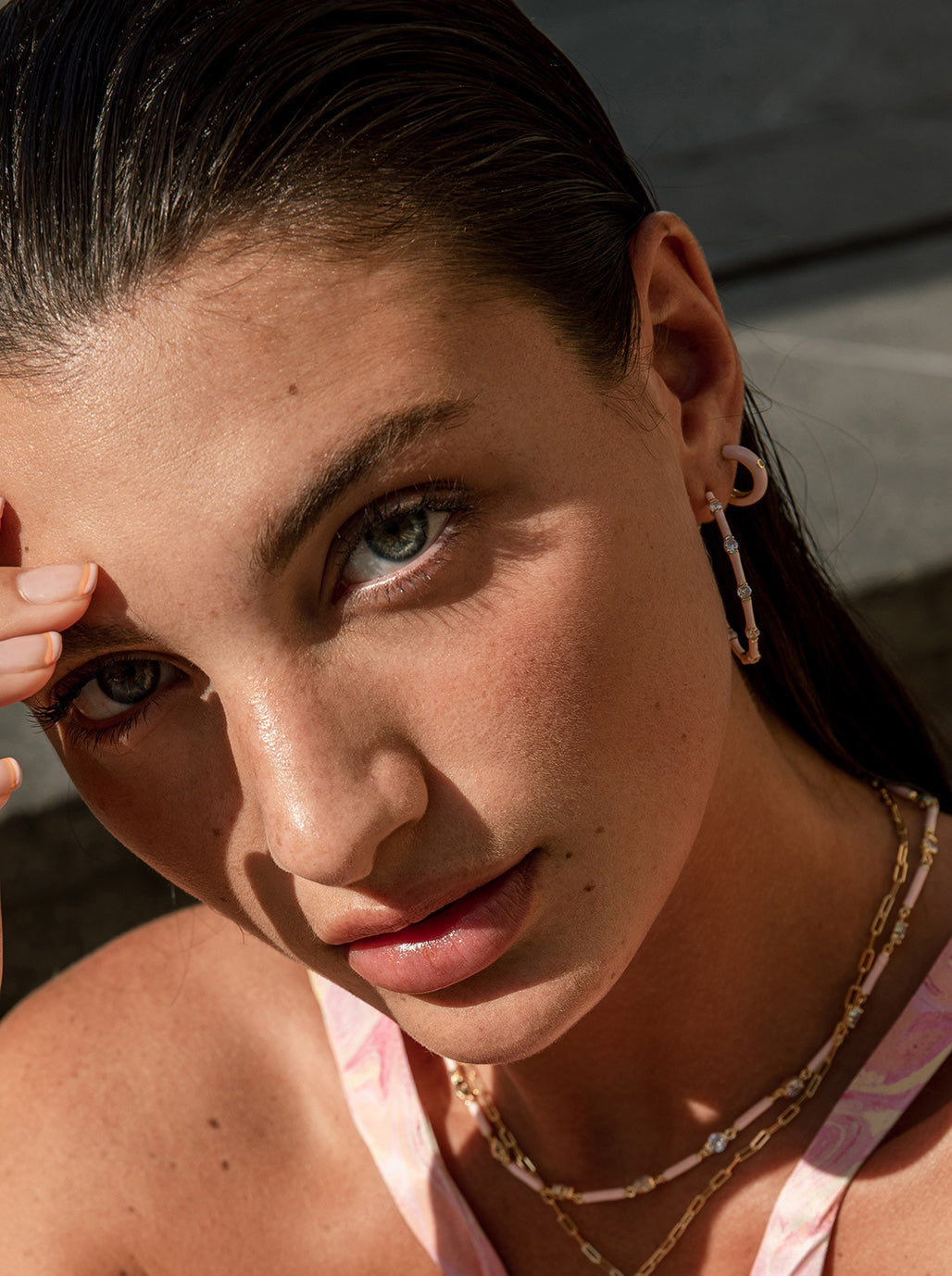 Pendientes aros pequeños esmalte rosa y circonita central