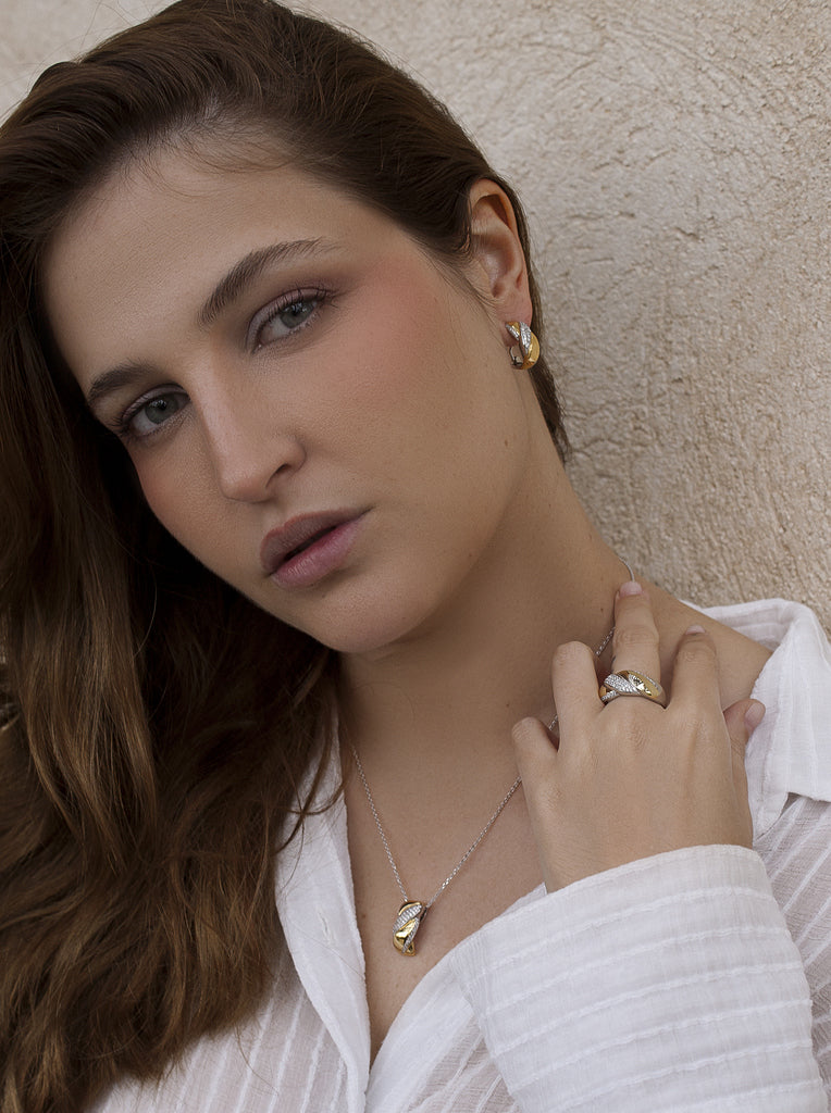 Pendientes bicolor de plata y oro trenzadas con circonitas