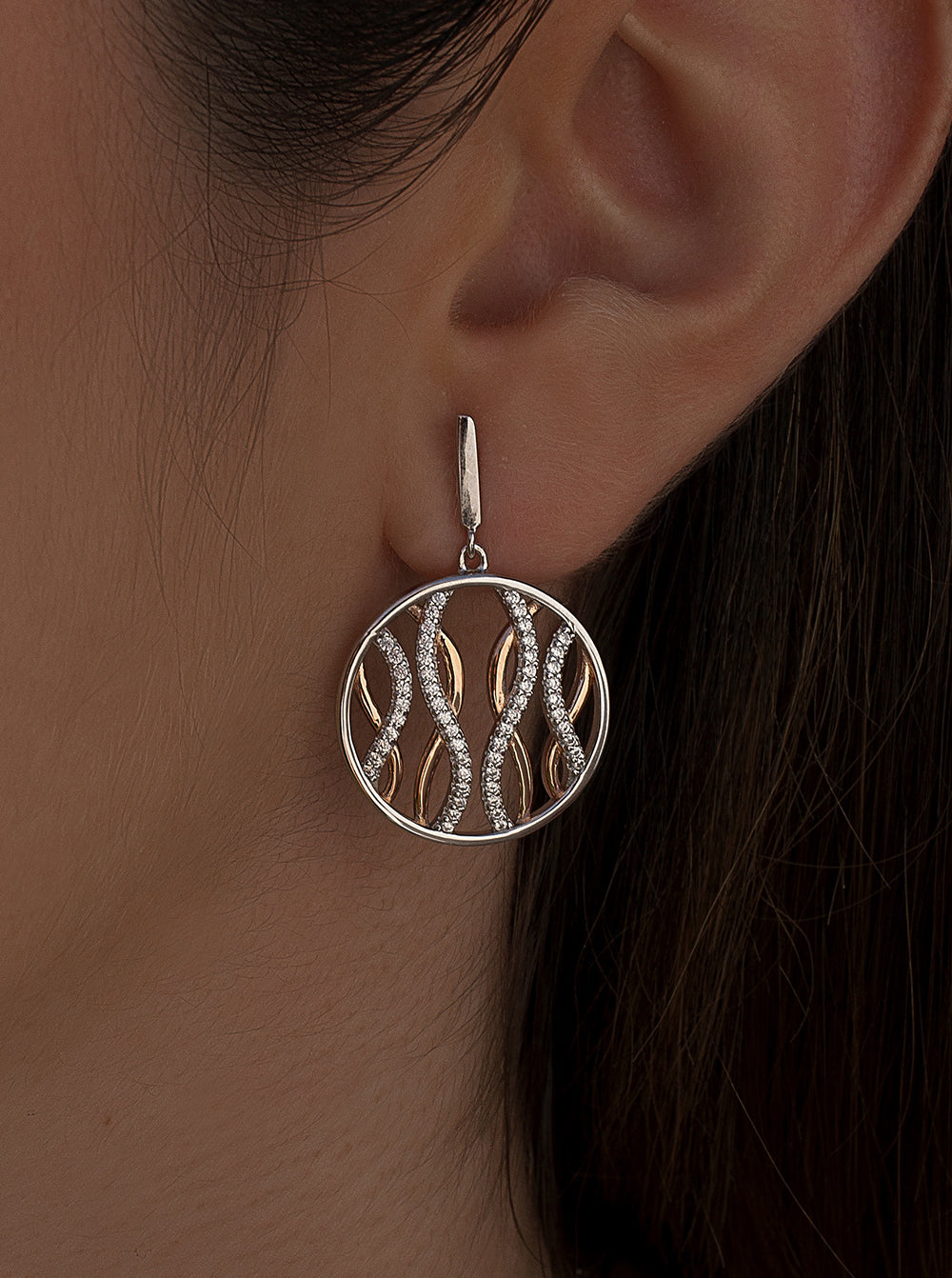 Pendientes bicolor diseño circular con detalles entrelazados