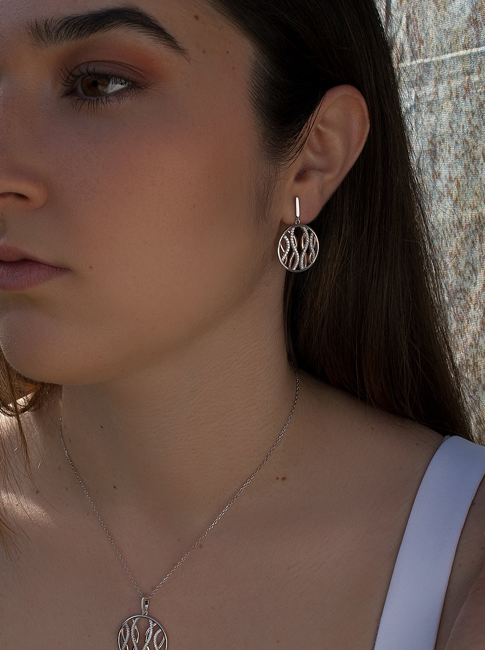 Boucles d'oreilles bicolore design circulaire avec détails entrelacés