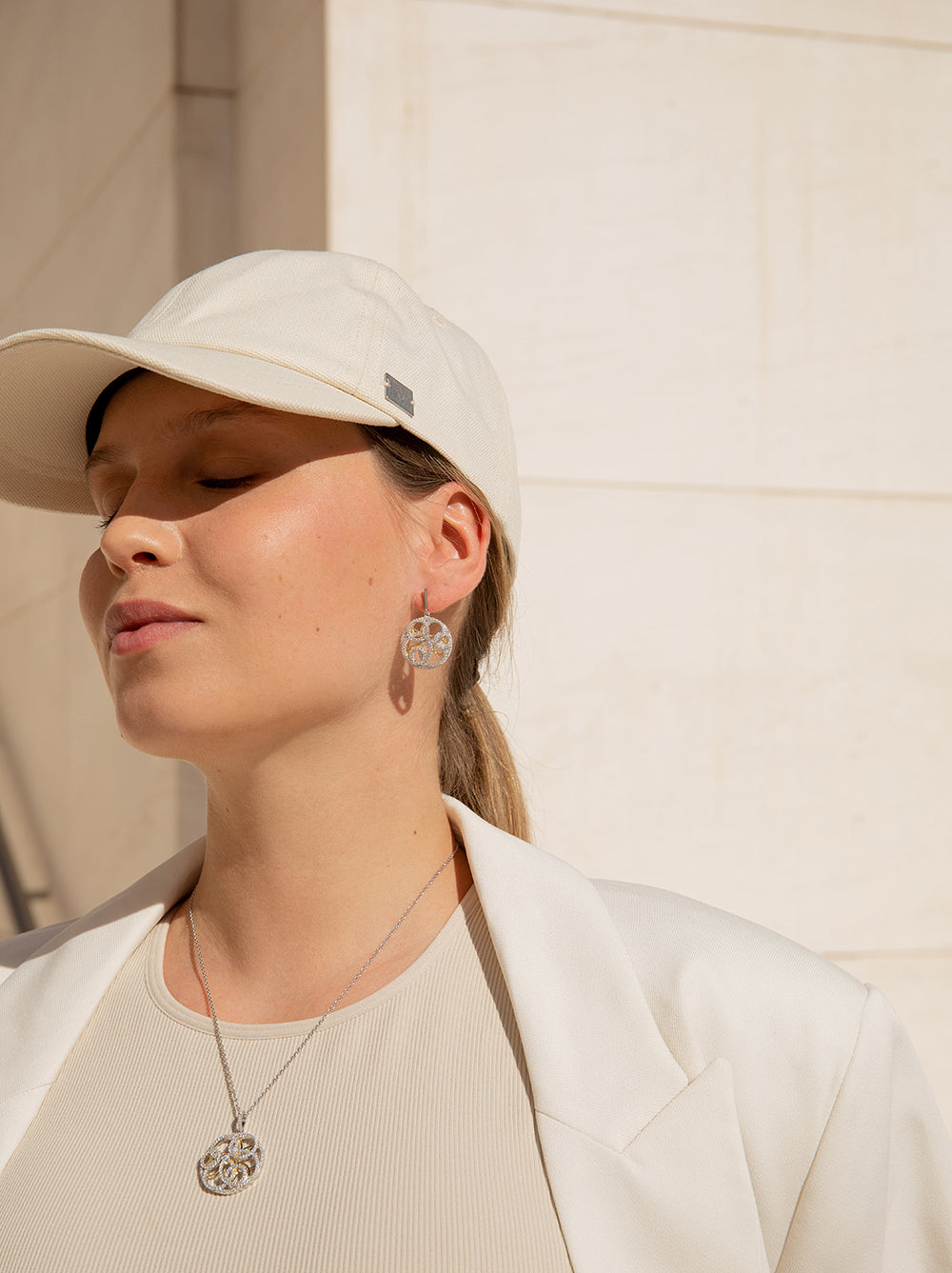 Pendientes bicolor diseño entrelazado con circonitas