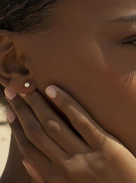 Pendientes botón diseño esmalte rosa palo combinado con plata y circonita