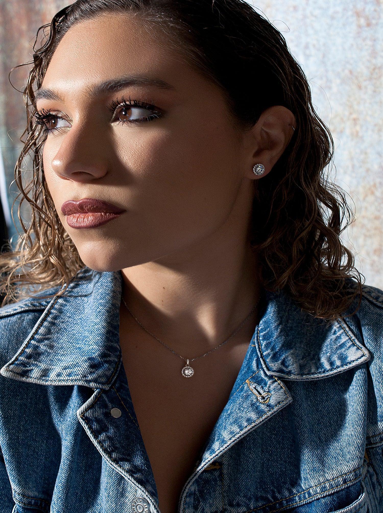 Pendientes brillantes pequeños de plata con circonitas