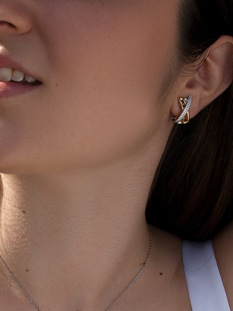 Pendientes cierre omega bicolores con raíles cruzados