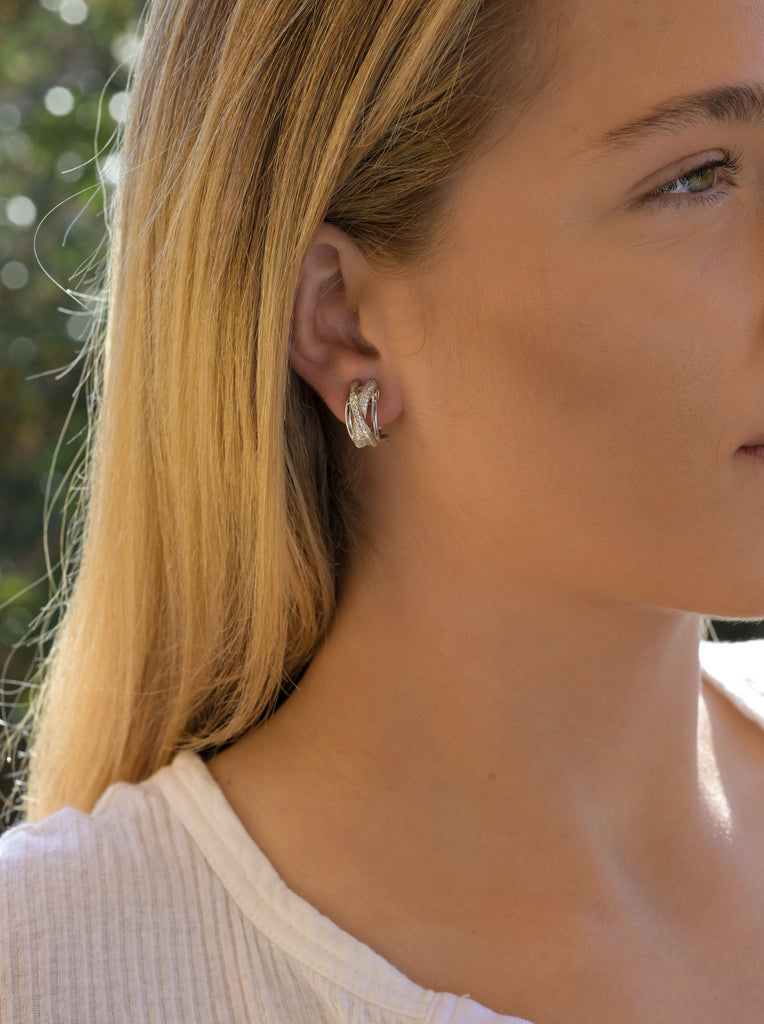 Pendientes cierre omega con circonitas en forma de cruz