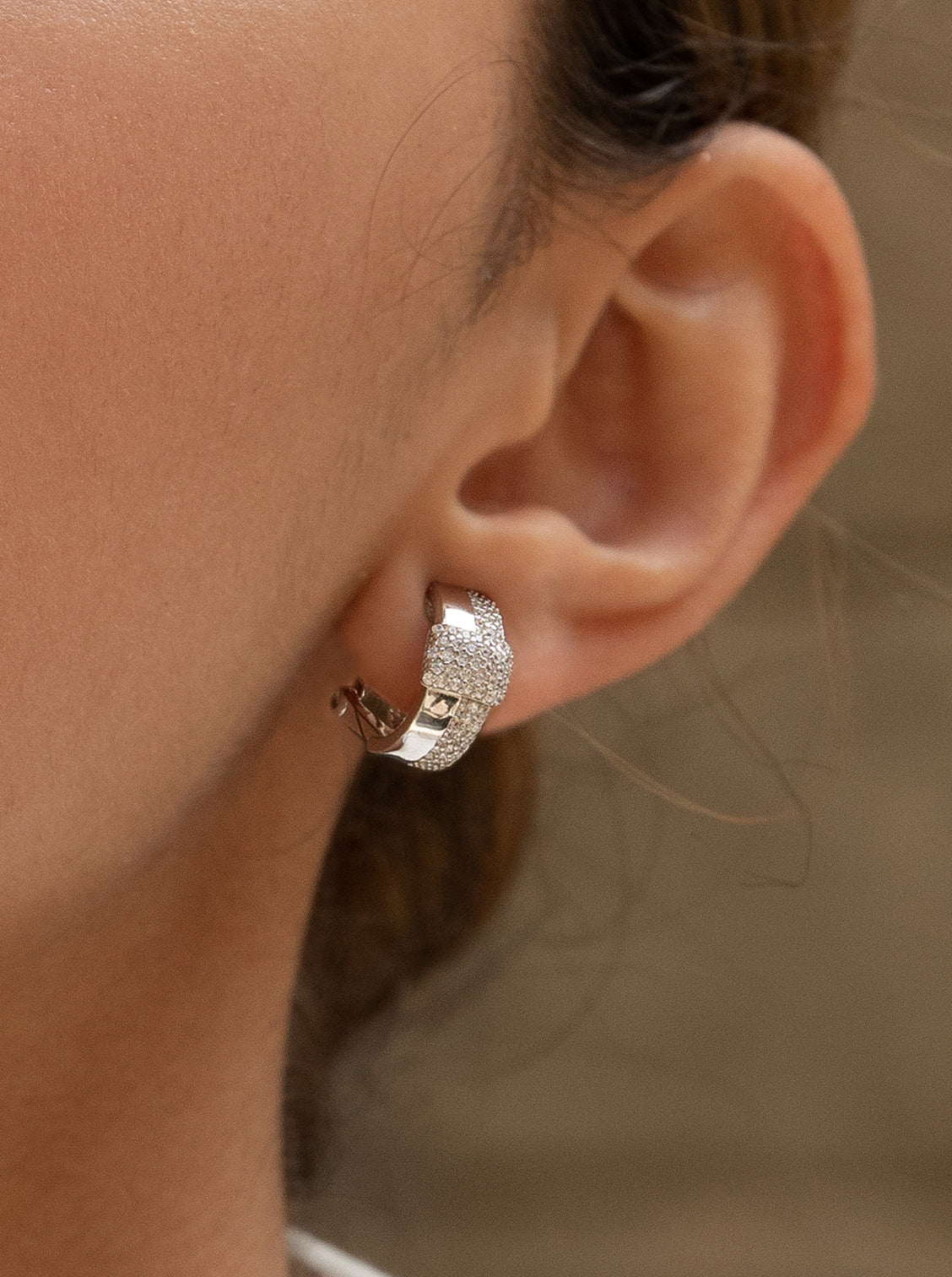 Pendientes cierre omega de plata con banda cruzada