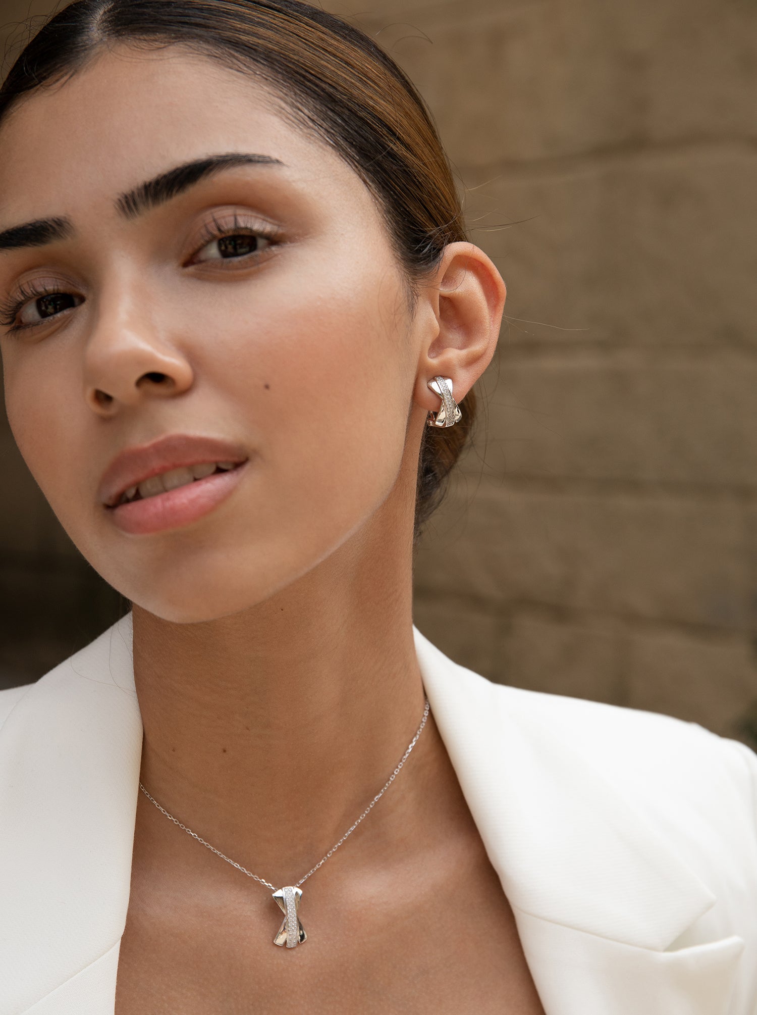 Boucles d'oreilles fermeture omega de argent design croix avec zircons