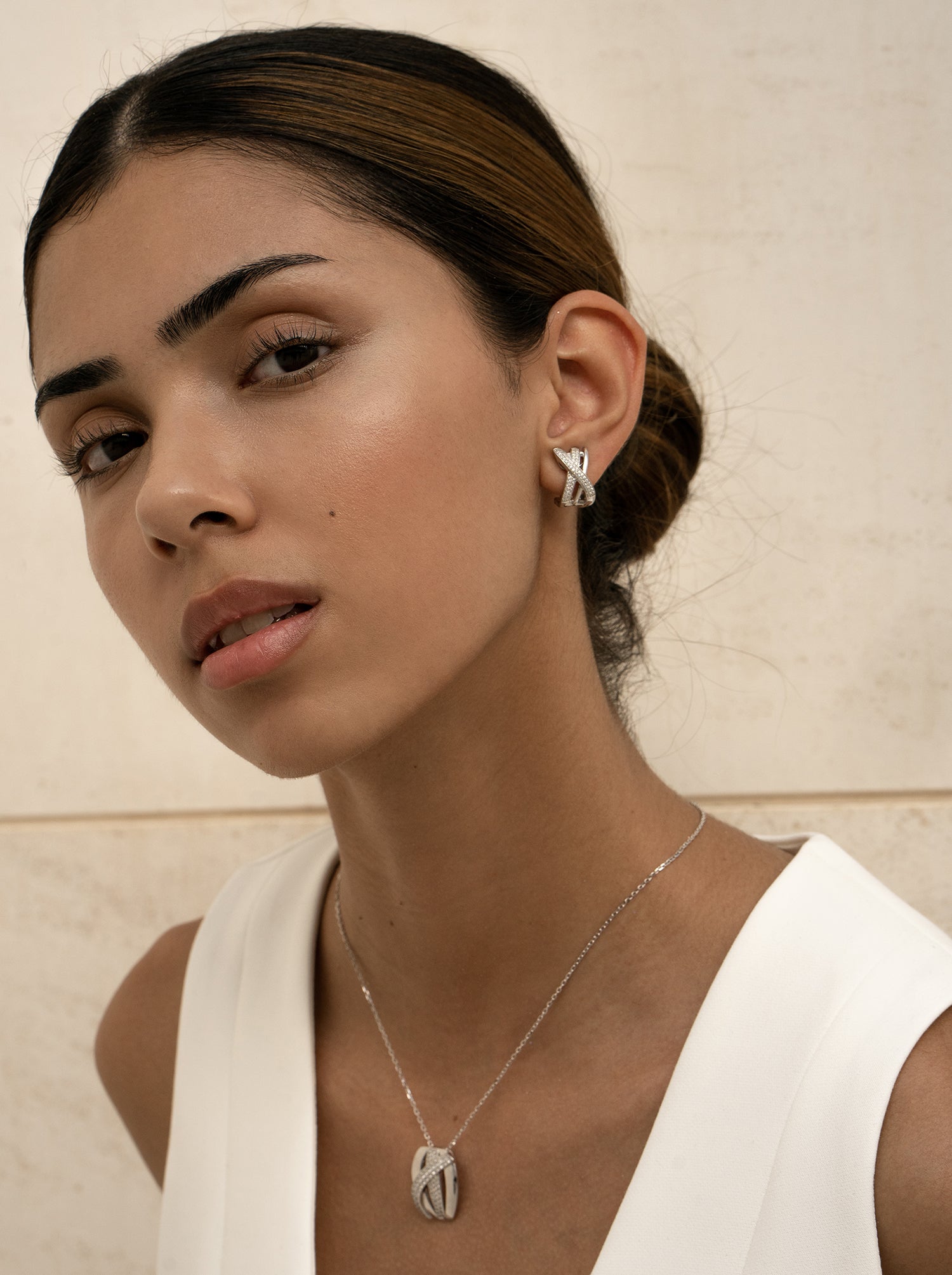 Boucles d'oreilles fermeture omega de argent en cross de zircons serti