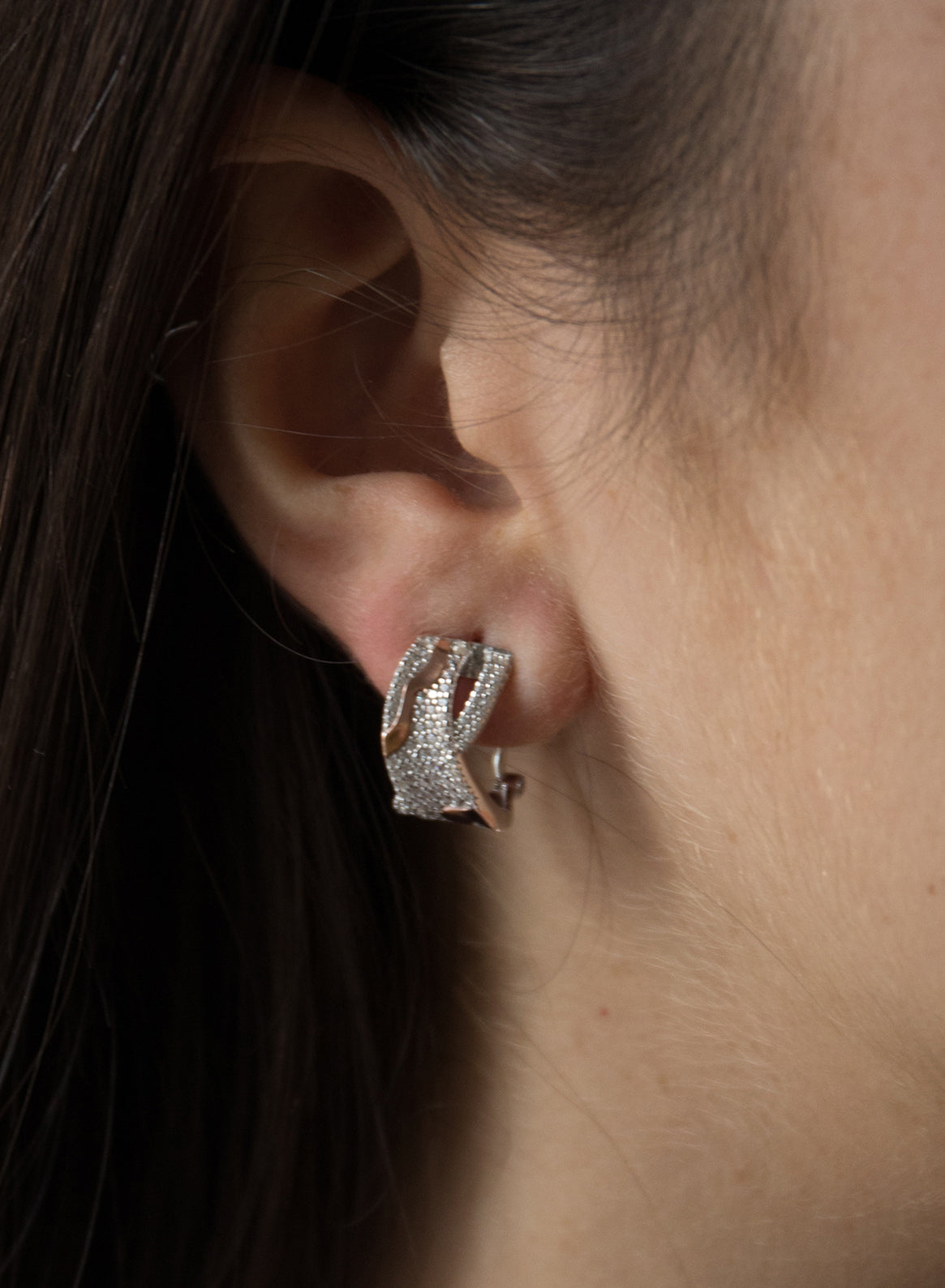 Pendientes cierre omega diseño cruzado con pavé de circonitas-LINEARGENT