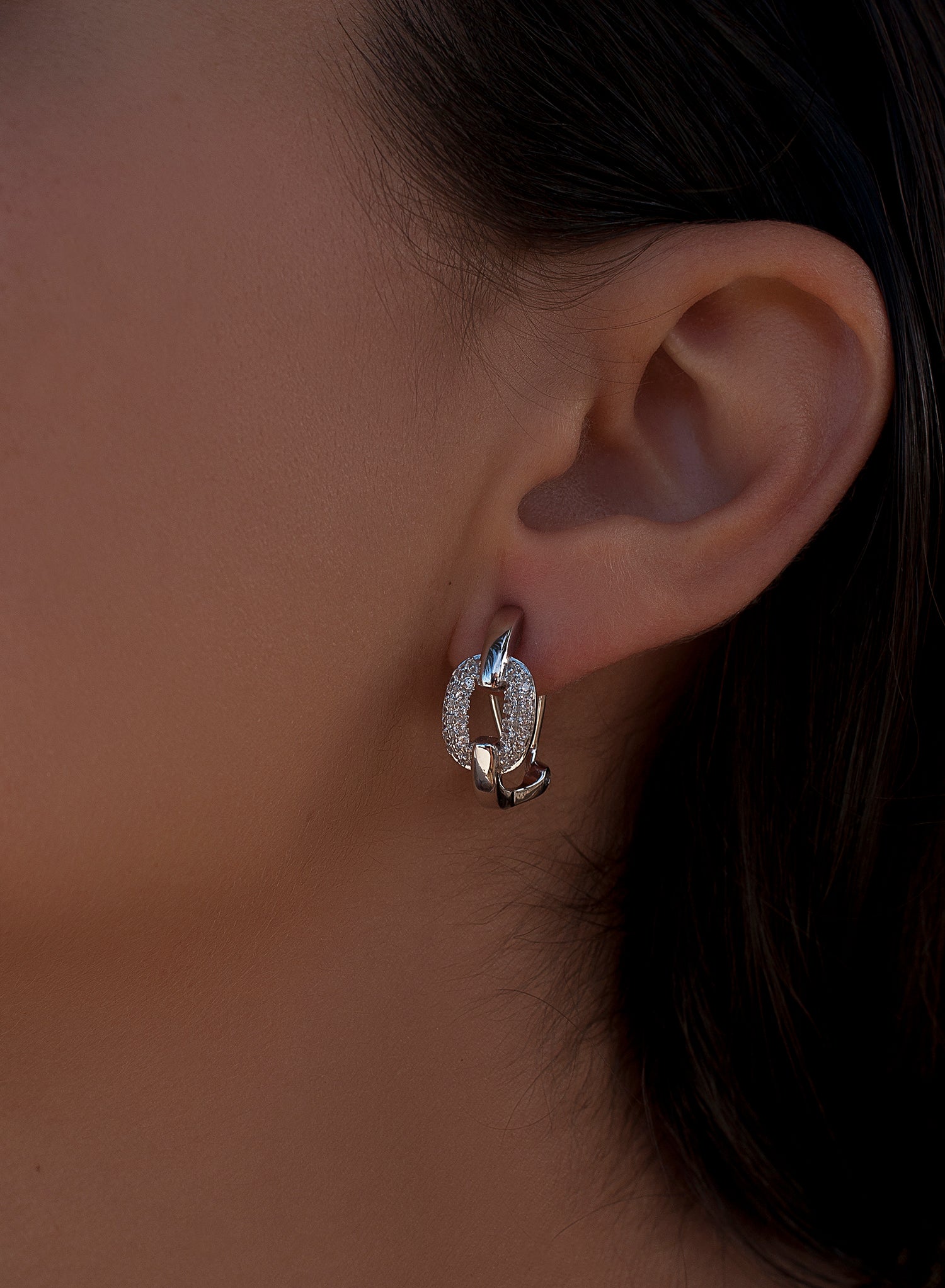 Pendientes cierre omega diseño de eslabones y circonitas