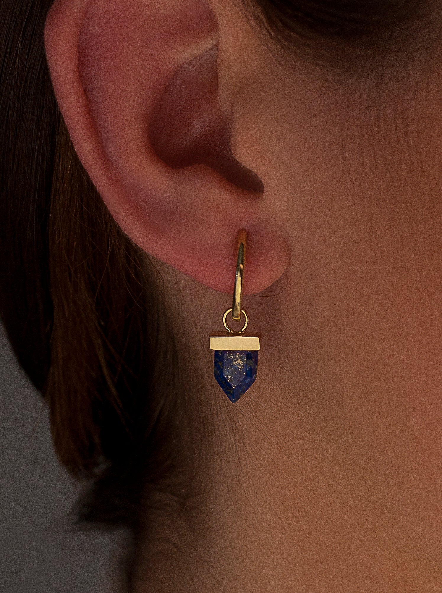 Pendientes con colgantes diseño charm lapislázuli bañados en oro-LINEARGENT