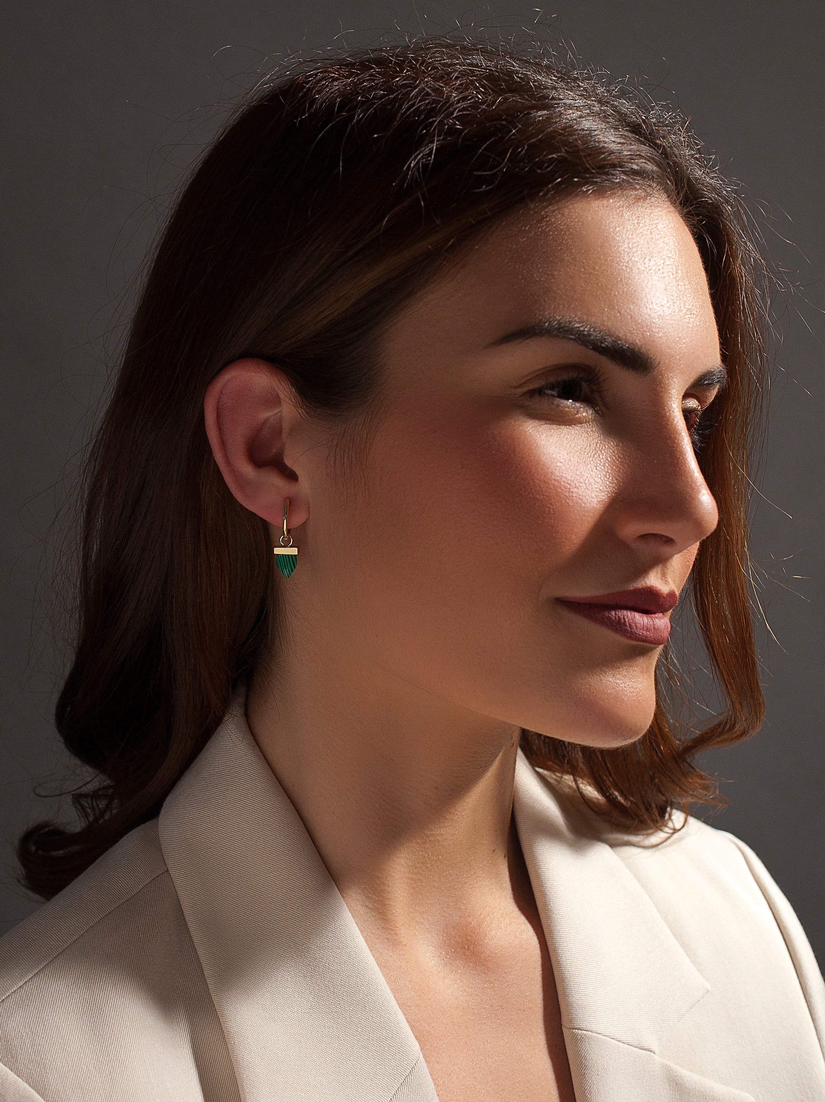 Pendientes con colgantes diseño charm malaquita bañados en oro