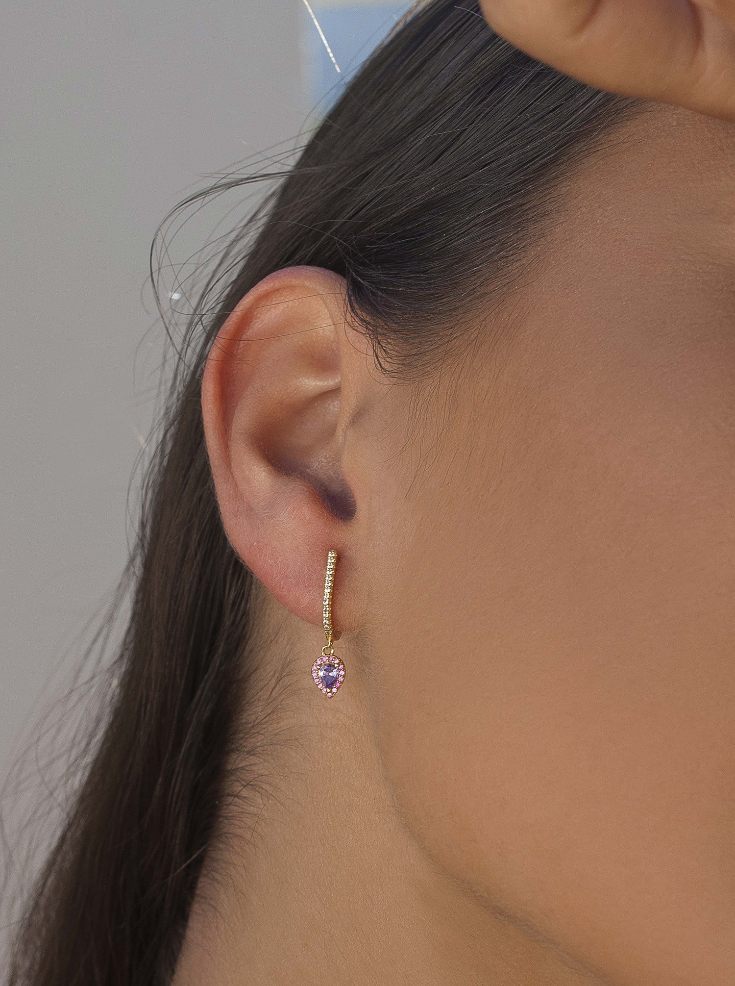 Pendientes con colgantes diseño lágrima tono lila