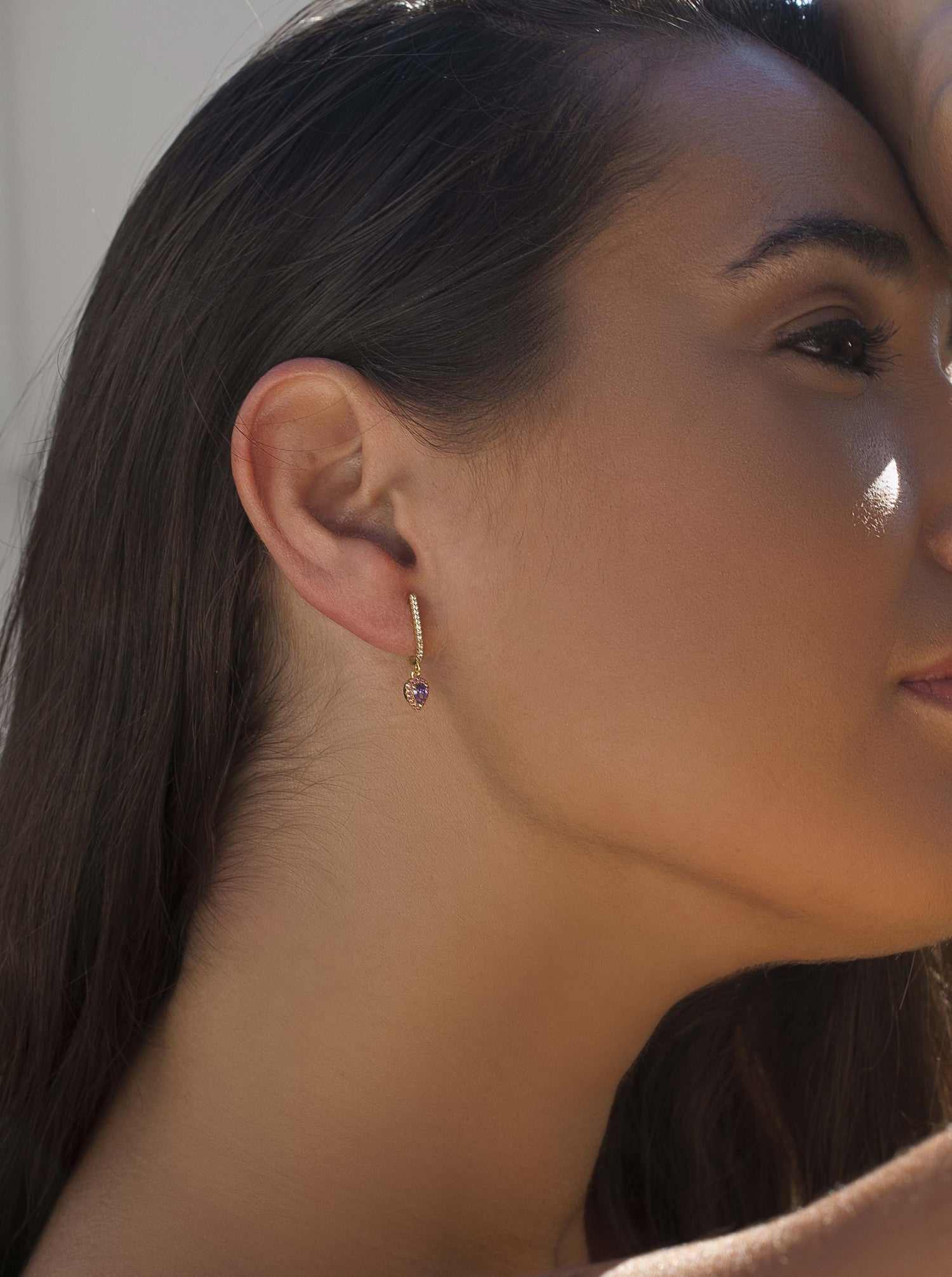 Pendientes con colgantes diseño lágrima tono lila