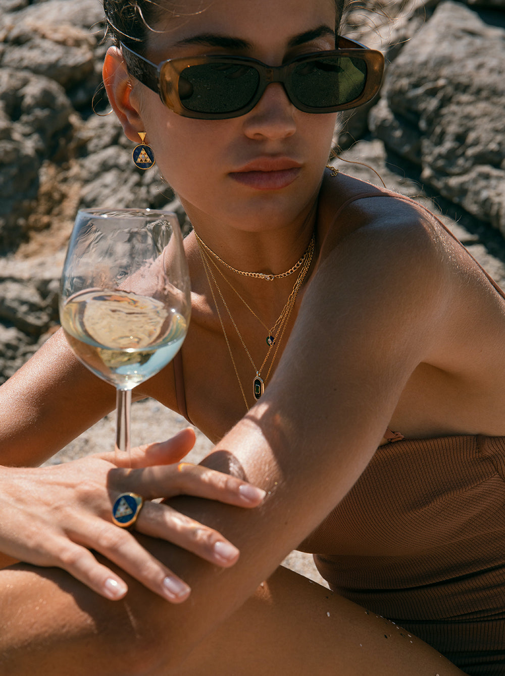 Pendientes con colgantes diseño redondo y piramide central con circonitas