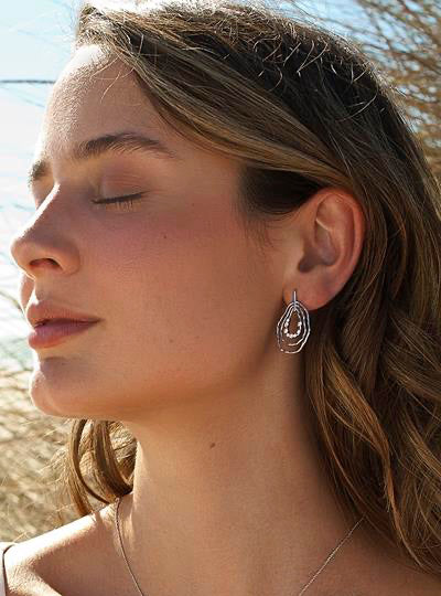 Pendientes con colgantes forma ovalada y destellos de circonita