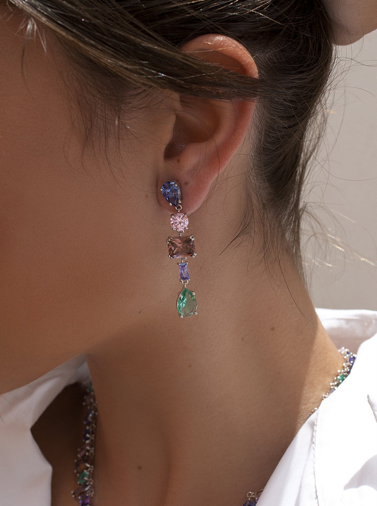 Pendientes con piedras multicolor diseño geométrico.