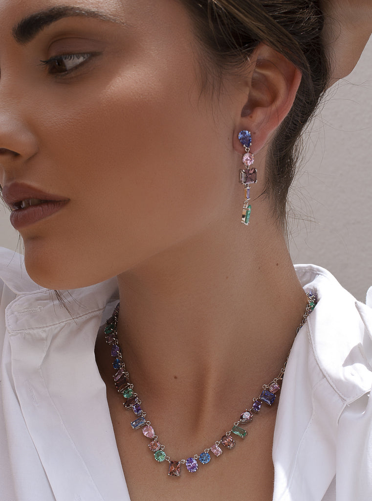 Pendientes con piedras multicolor diseño geométrico.