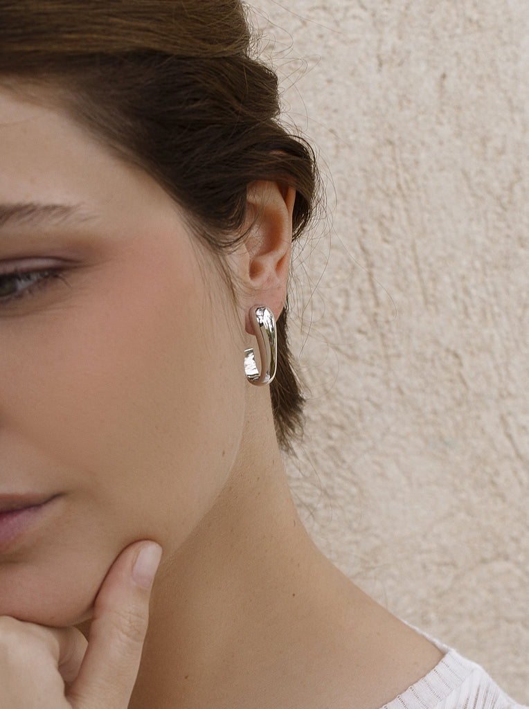 Boucles d'oreilles ouvertesargent créole avec design LINEARGENT