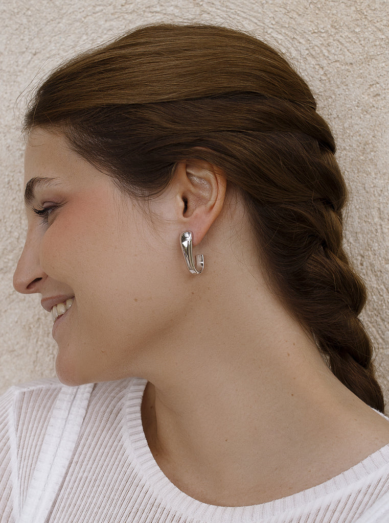 Boucles d'oreilles ouvertesargent créole avec design LINEARGENT