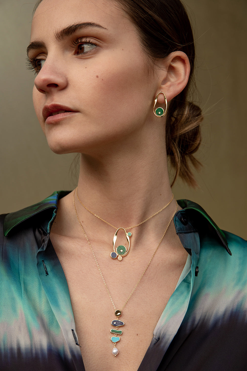 Boucles d'oreilles de pierre naturel dorés de design irrégulier