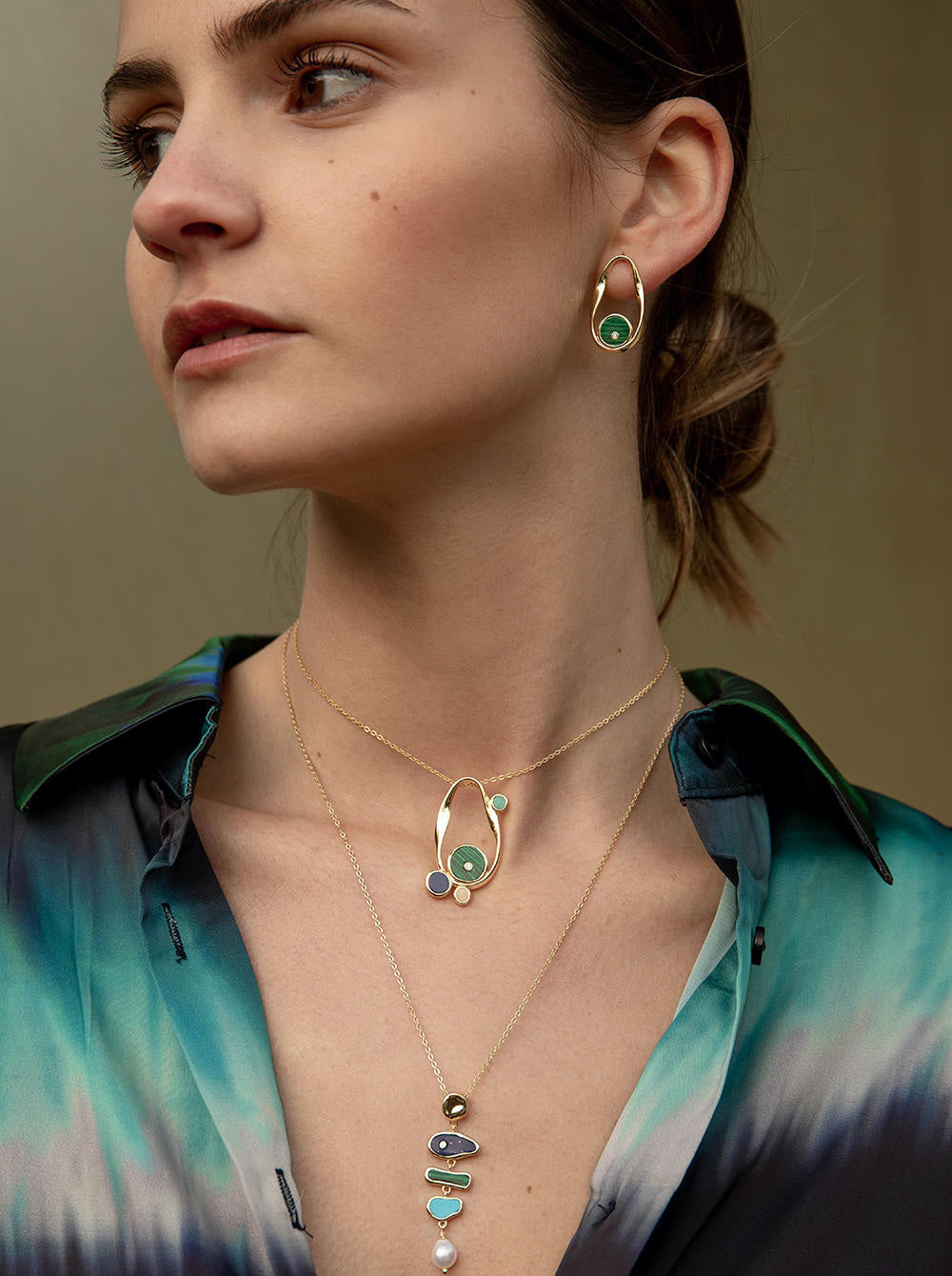 Boucles d'oreilles de pierre naturel dorés de design irrégulier