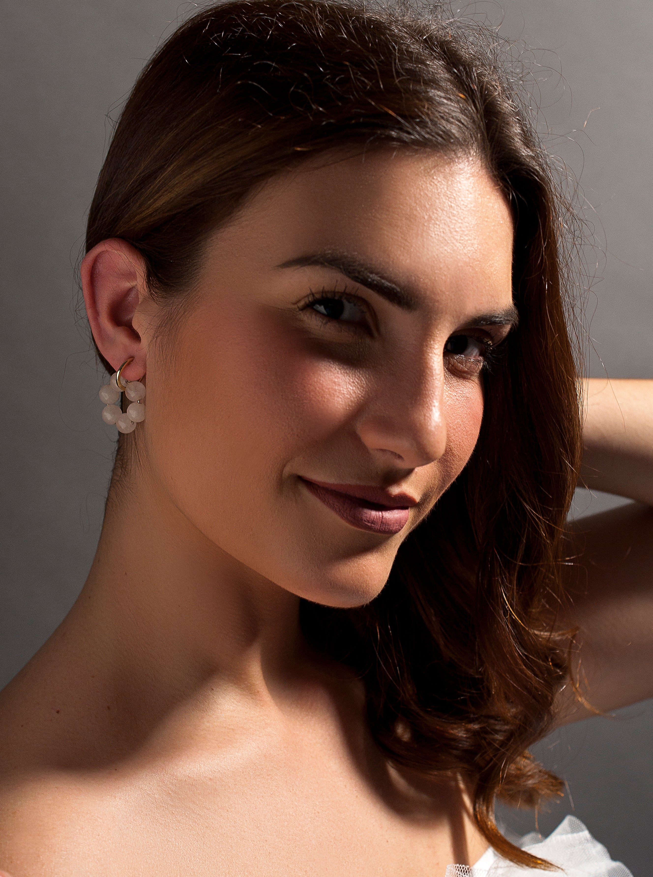 Pendientes de piedra natural en forma de esferas en tono rosa y aro bañado en oro